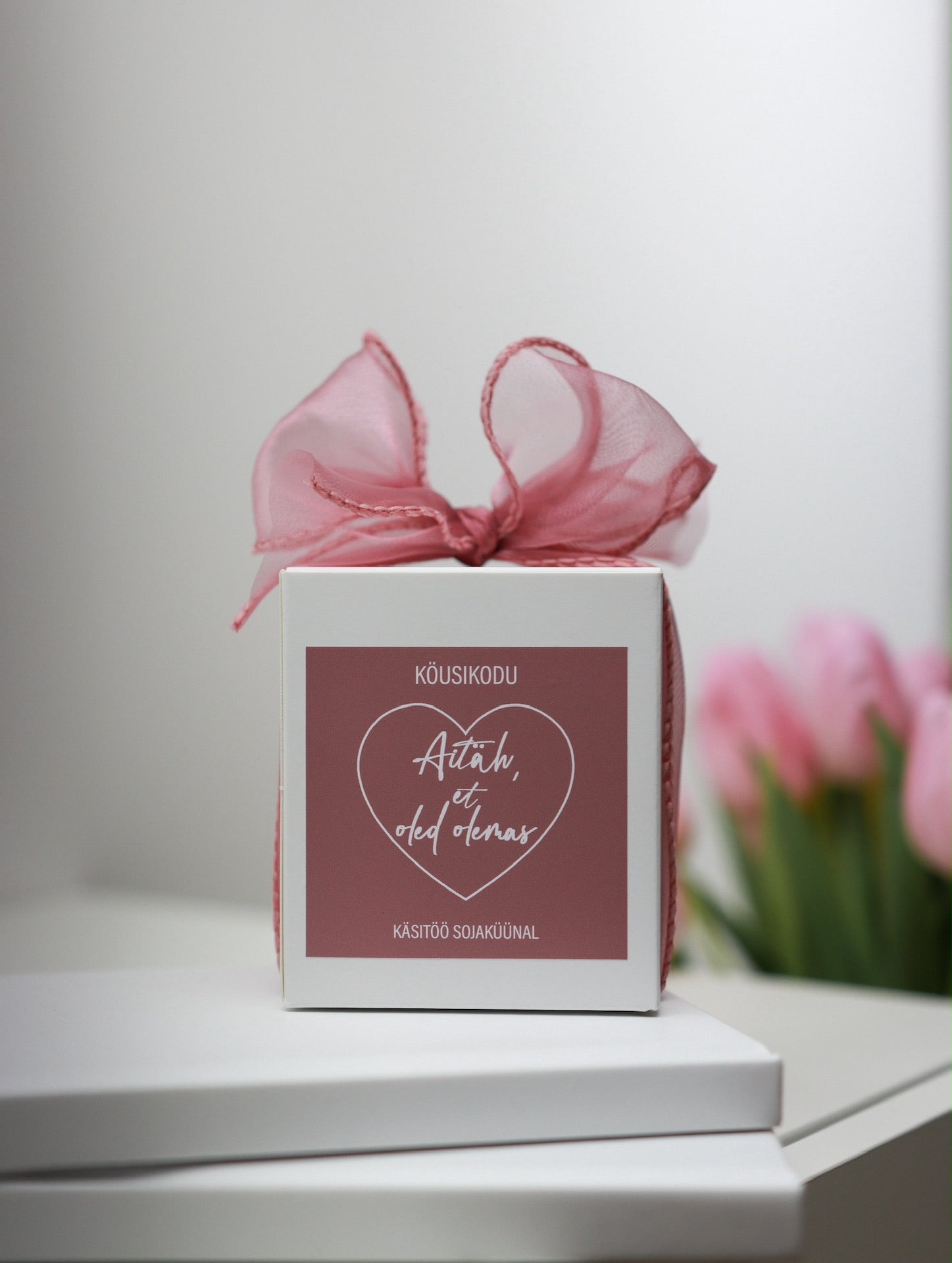 Sõnumiga sojaküünal karbis