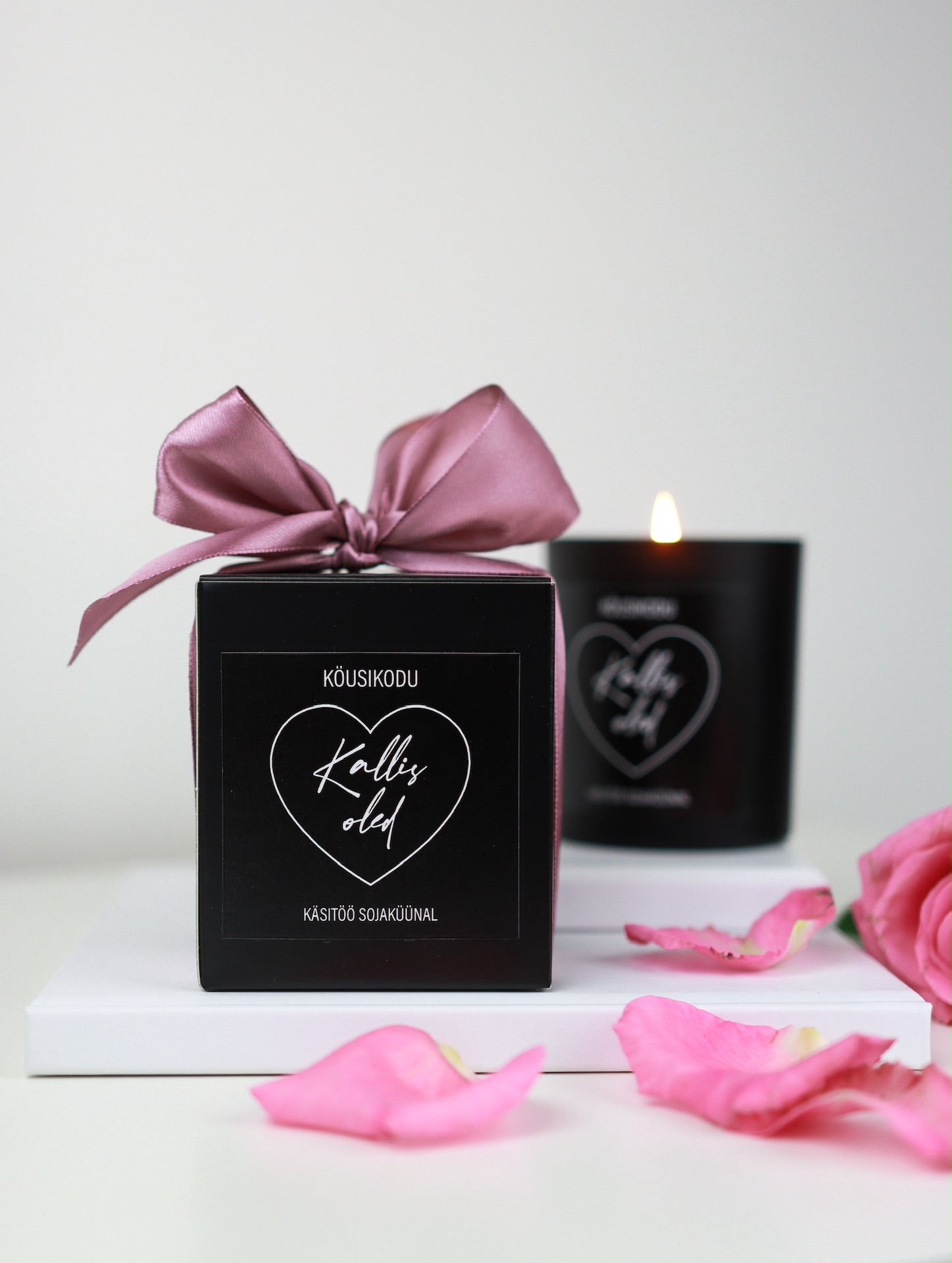 Sõnumiga sojaküünal karbis