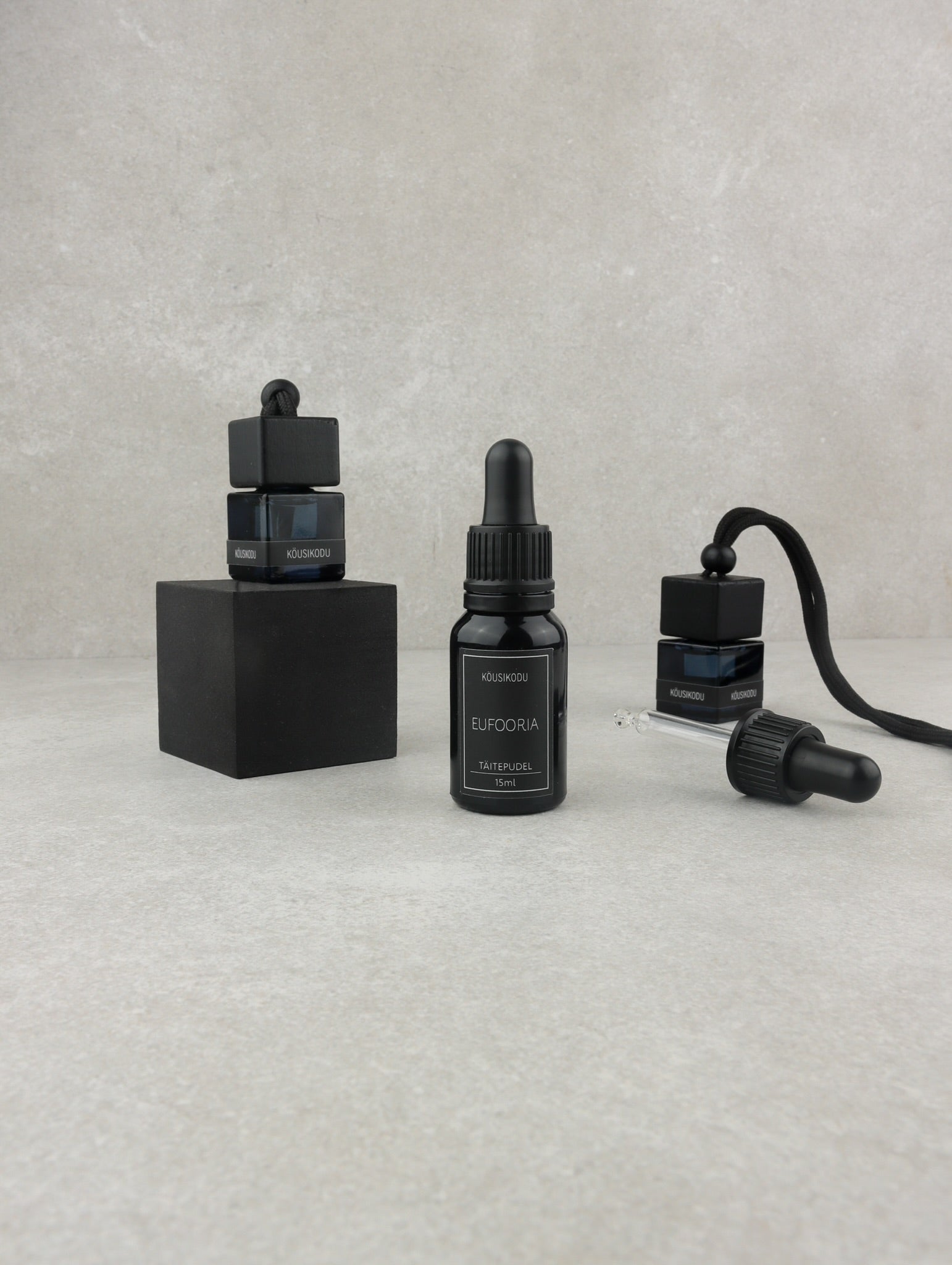 Autolõhnastaja Must kirss täitepudel