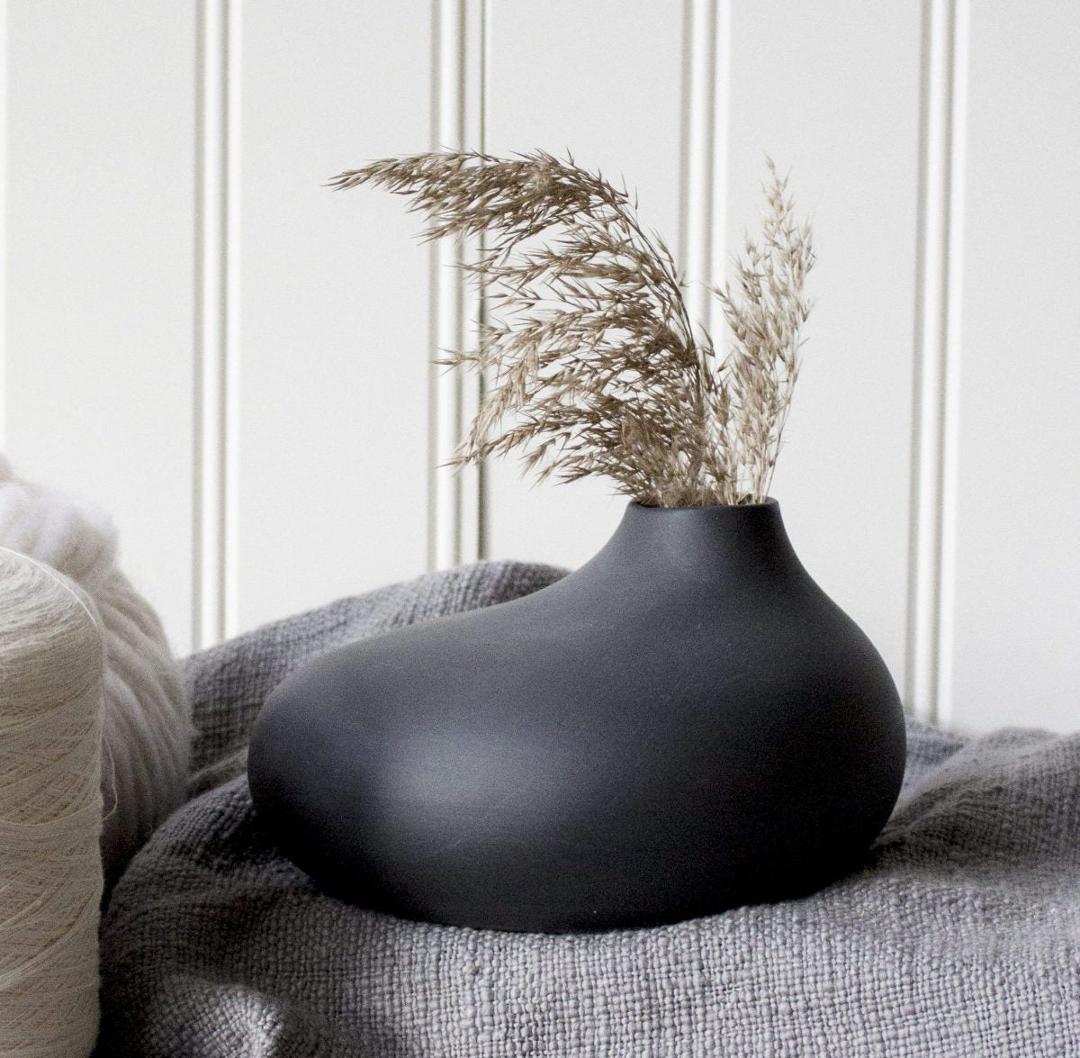 Tumehall madal vaas Källa