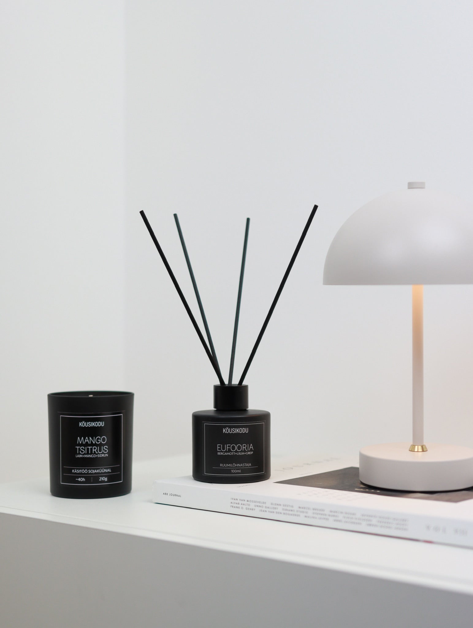 Kinkekomplekt must sojaküünal+ruumilõhnastaja