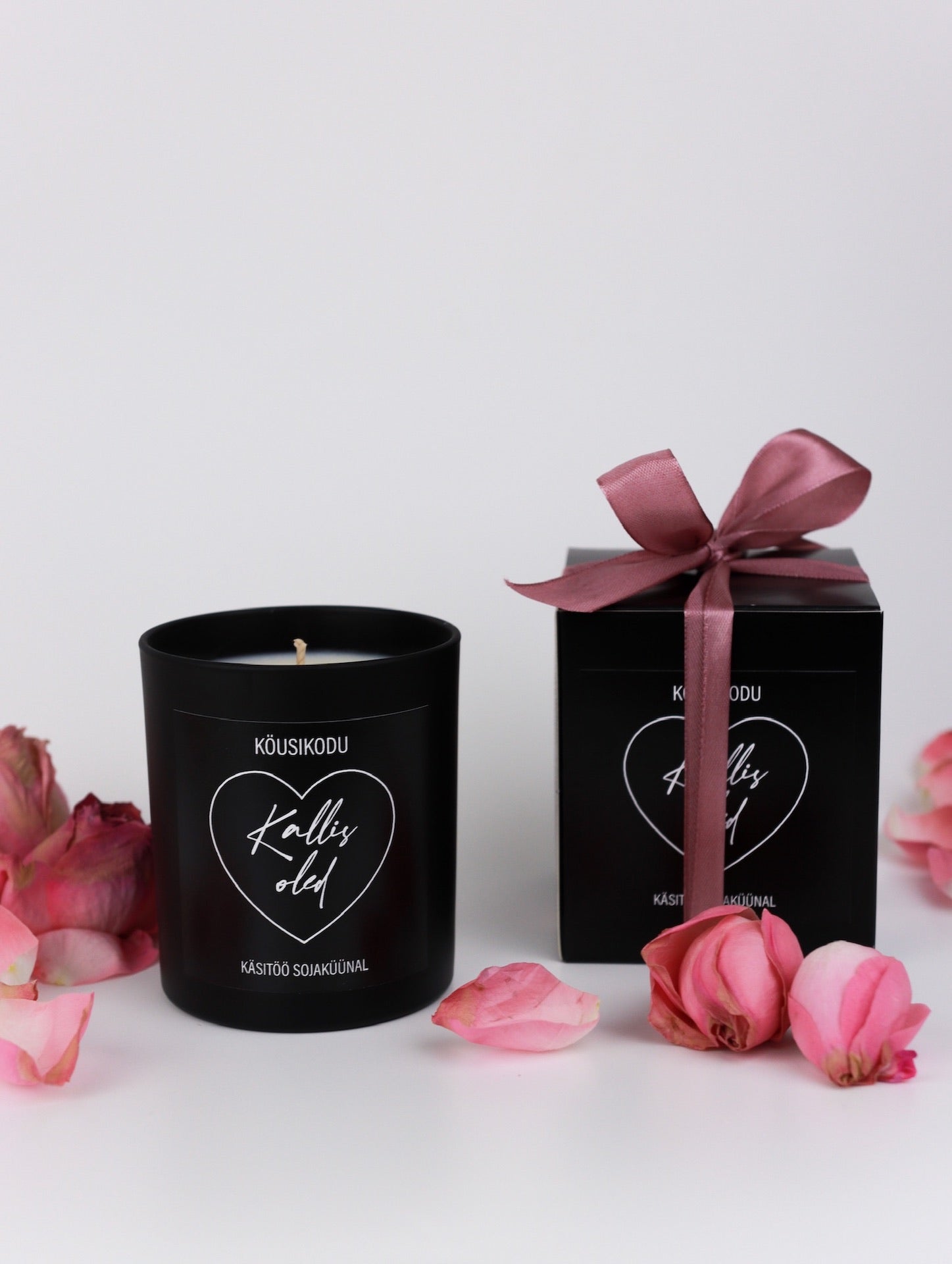 Sõnumiga sojaküünal karbis